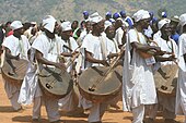 Northern Nigeria, 2008. Hausa musicians playing bass lutes (probably babbar garaya or komo[138]) and one playing the goge bowed lute. The Gbagyi call the instrument kaburu.[139]