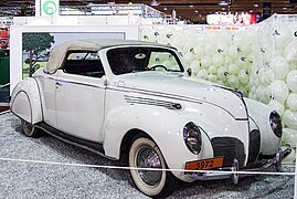 Photo d'une voiture blanche des années 1940.