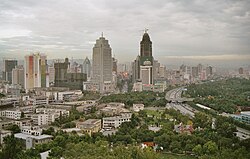 La città di Ürümqi vista dalla cima di una collina nel nord della città