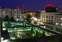 Links Bau A mit Haupteingang, rechts Bau D mit SAR-Landeplatz