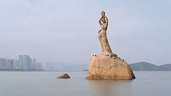 La Fille du Pêcheur, statue érigée en 1982 devenue l'emblème de la ville chinoise de Zhuhai. (définition réelle 11 411 × 6 417)