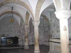 Sarcophages de Jean III Sobieski et de sa femme Marie Casimire Louise de La Grange d'Arquien (à droite derrière le pilier)