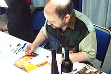 Dave McKean podepisuje své dílo na festivalu ComicCon 2003