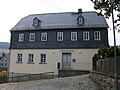 Ehemalige Schule und Kantorat, mit Stützmauer des Vorgartens