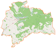 Mapa konturowa powiatu augustowskiego, blisko prawej krawędzi u góry znajduje się owalna plamka nieco zaostrzona i wystająca na lewo w swoim dolnym rogu z opisem „Jezioro Długie”