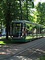 English: Green movement – a tram in Munkkiniemi Suomi: Vihreää liikettä – raitiovaunu Munkkiniemessä