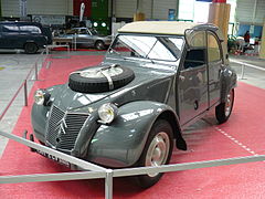 2 CV Sahara à deux moteurs et quatre roues motrices.