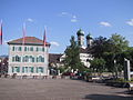 Lachen, Seeplatz. Im Hintergrund die Pfarrkirche Heilig Kreuz (2005).