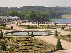 Le jardin de Versailles comprend 700 topiaires avec 64 gabarits différents[5].