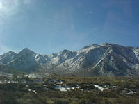 Blick auf die Berge in Mono County von der US 395