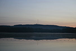 Le mont Rochard, qui culmine à 357 mètres, vu depuis un étang.