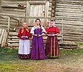 17 septembre 2006 Jeunes paysannes russes devant une maison traditionnelle en bois (entre 1909 et 1915), photo prise par Prokudin-Gorskii.