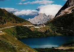 A hágó a Fedaia-tó keleti végében. Balra a Padon, jobbra a Marmolada, háttérben a Civetta nyugati fala