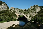 Du pont naturel (ici le pont d'Arc de Vallon-Pont-d'Arc en France) ...