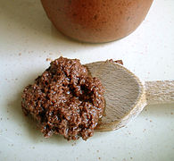 Tapenade dans une cuillère.