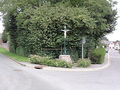 Une croix de chemin en fer.