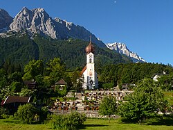 Pemandangan gereja di Grainau dengan Zugspitze di belakangnya