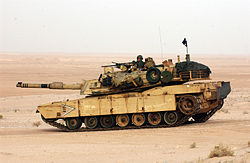 A USMC 579767 lajstromú M1A1 harckocsija éles lőgyakorlaton Irakban, 2003