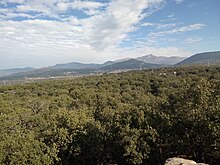 Vista desde El Mirador de la Reina. Al fondo, el cerro del Castillo (Collado Mediano) y La Maliciosa