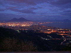 从山顶的嘉玛道理会隐修院观看那不勒斯夜景