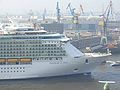 Freedom of the Seas, gemisi arka planda Elbe 17 kuru havuzu ile birlikte