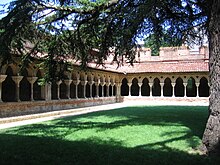 Cloister sa Saint-Pierre Abbey