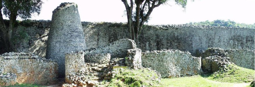 Tour conique pleine à l'intérieur du grand enclos.