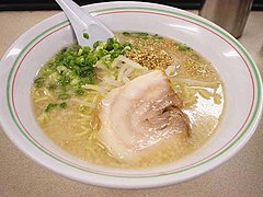 Hakata rāmen, avec une soupe de type tonkotsu.