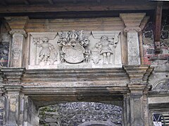 Relief über dem Portal zur Hauptburg. Wappen: Sachsen, August, Anna, 1571