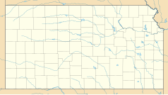 Mapa konturowa Kansas, blisko prawej krawiędzi nieco u góry znajduje się punkt z opisem „Tonganoxie”