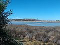 Vista delle Saline dal lungomare del Poetto. Sullo sfondo il colle di Monte Urpinu