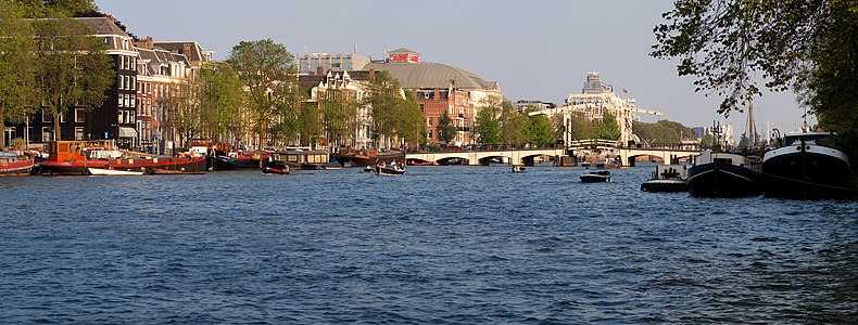 Amsterdam'ın şehir merkezinde Amstel Nehri. Theater Carré ve Magere Brug görülmektedir. (Üreten: Massimo Catarinella)