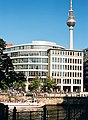 Spree im Herzen Berlins nahe Berliner Dom und Museumsinsel mit Blick auf das Spreepalais.