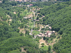 Le hameau de Chalias (Montpezat-sous-Bauzon) vu depuis le Rond de Courbeyre, en août 2005.