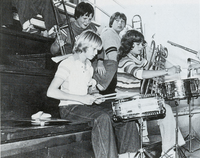 Kurt Cobain spelar trummor vid en samling på Montesano High School år 1981.