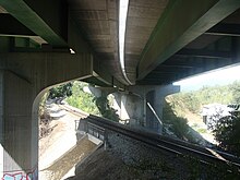 Le viaduc de Lurs, vu par-dessous, et la voie ferrée