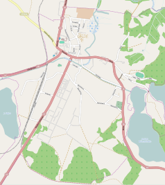 Mapa konturowa Orzysza, blisko centrum u góry znajduje się punkt z opisem „Parafia Matki Bożej Szkaplerznej”