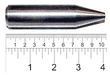 Glansende metaalsilinder met 'n skerp punt. Die algehele lengte is 9 cm met 'n diameter van ongeveer 2 cm.