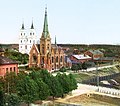 Vue de Dvinsk en 1912 avec l'église luthérienne en premier plan et l'église catholique au fond