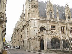 L'aile Ouest, réalisée entre 1499 et 1507, avec son clocher de style gothique flamboyant flanqué par un escalier néogothique.