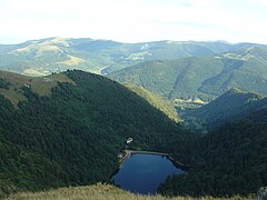 Au pied du Hohneck le barrage de Schiessrothried et, au fond à gauche, le Petit Ballon.