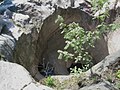 English: A giants kettle in Pihlajamäki is over 50 000 years old. The bedrock is approx. 1,9 billions years old. Suomi: Yli 50 000 v. vanha hiidenkirnu Pihlajamäessä, kallio 1,9 miljardia vuotta vanhaa.