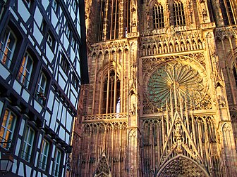 La façade de la cathédrale Notre-Dame de Strasbourg. (définition réelle 2 560 × 1 920)