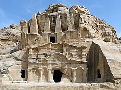 La tumba de los Obeliscos (arriba) sobre el Triclinium corintio