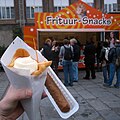 Frites en sachet, fricadelle et baraque à frites.