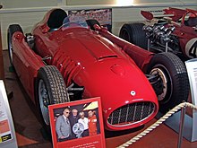 Photo de face d'une Lancia D50 rouge, en exposition