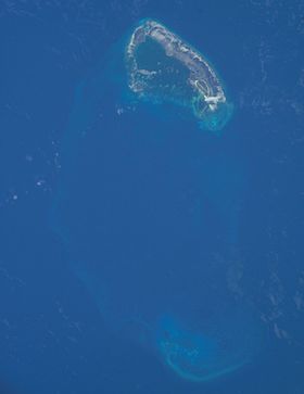 Image satellite de l'île Platte entourée par les récifs coralliens.