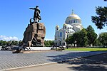 Monumentet för admiralen Stepan Makarov med katedralen i bakgrunden.