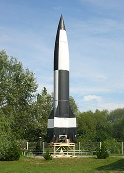 Replika prvej úspešnej rakety V2 v múzeu v Peenemünde. Podobne ako originál, aj táto raketa má logo Frau im Mond.