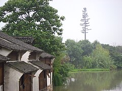 Getarnte Mobilfunk-Sendeanlage in der Nähe des Museumsdorfes Wuzhen Xizha in China